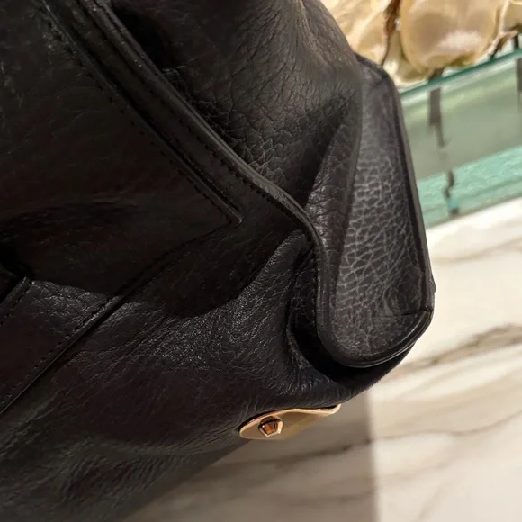 Elegant Black Leather Handbag - Picture 7 of 10